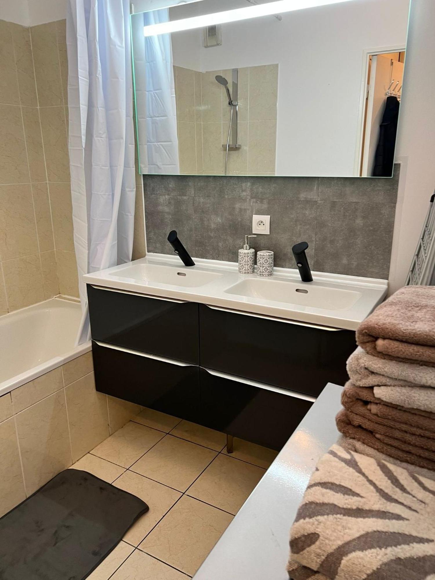 Appartement 5Min Gare Rer Disneyland Paris Val D'Europe La Vallee Village Parking Inclus Montévrain Exterior foto